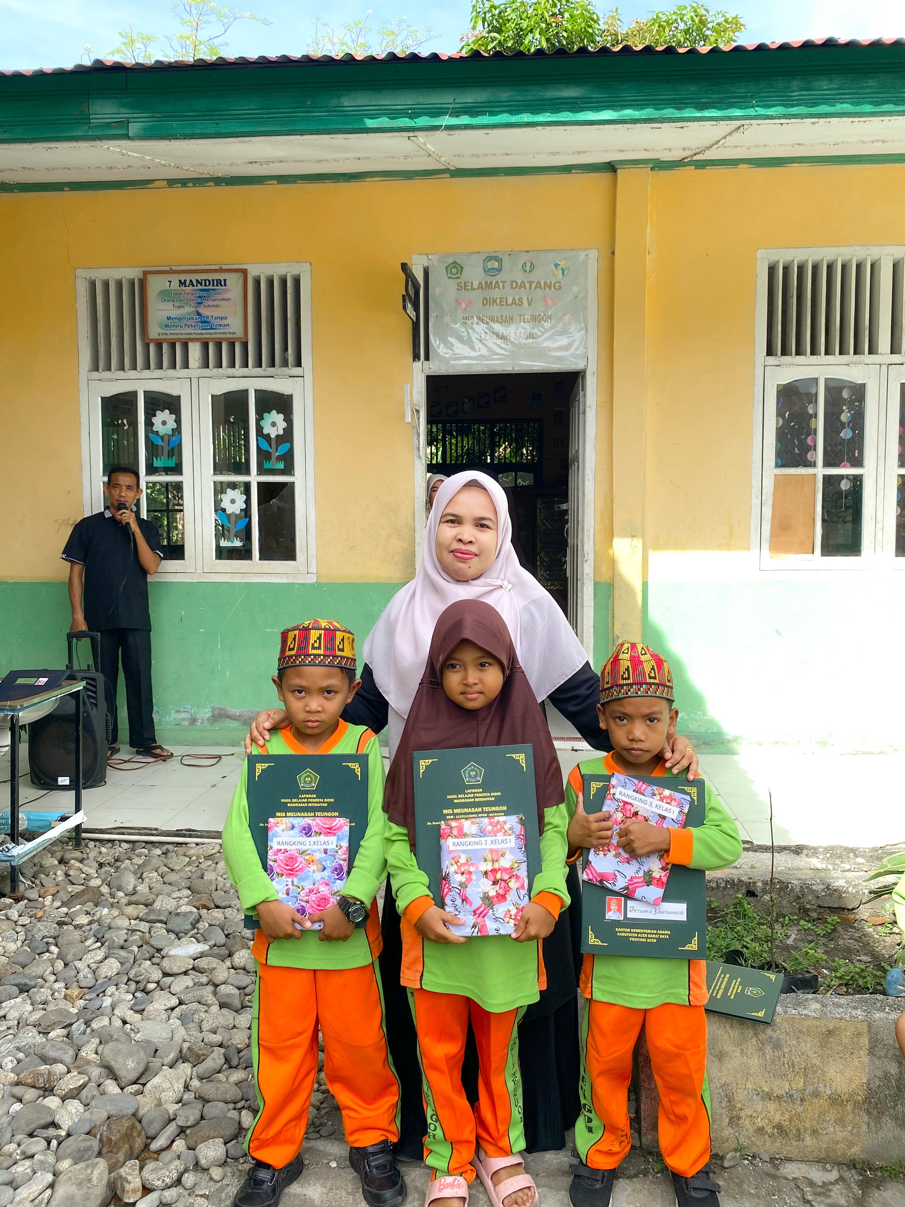 Foto kedua siswa MIS Meunasah Tengah